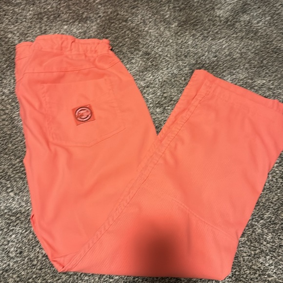 Koi lite Nursing scrub set. Top M slim fit and bottoms M petite. - Picture 5 of 6